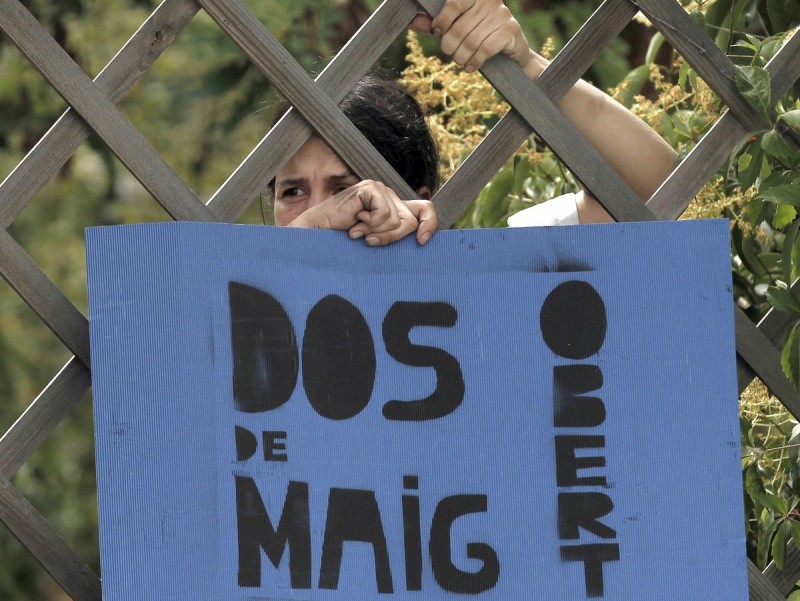 Una treballadora de l'hospital Dos de Maig aguanta una pancarta en una de les protestes que s'han fet contra el seu tancament EFE