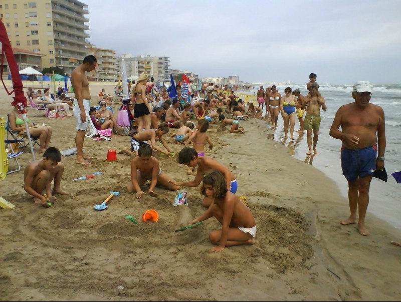 Joves participants en la construcció de castells de sorra a la platja. CEDIDA