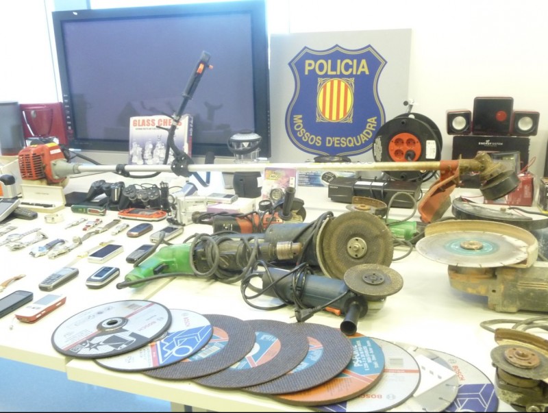 Alguns dels objectes robats, exposats ahir a la comissaria de Tortosa. Hi ha radials, mòbils, joies i rellotges, una càmera de vídeo, una PDA, un trepant i un detector de metalls. R.R