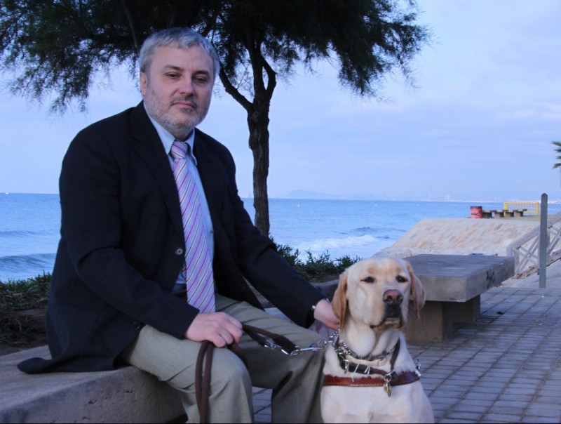 El delegat de la ONCE a Catalunya, Xavier Grau, al passeig marítim de Premià de Mar G.A