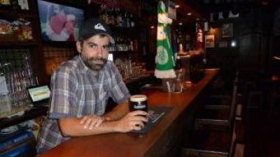 En Xabier Villafranca a la barra de l'O'Brothers, una cerveseria amb estil que defuig del cartró-pedra de les franquícies irlandeses. E. POMARES