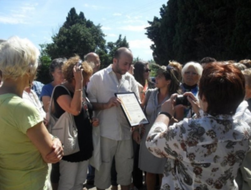 Components d'Anastàsies Badalona, envolten el regidor d'Elna Terenci Vera, que les va rebre i va fer d'amfitrió.