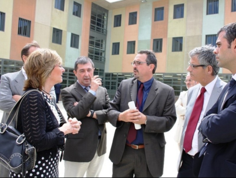La consellera , Santi Vila -a la dreta- i el delegat del Govern escolten al director de la presó, en el nou equipament. EL PUNT