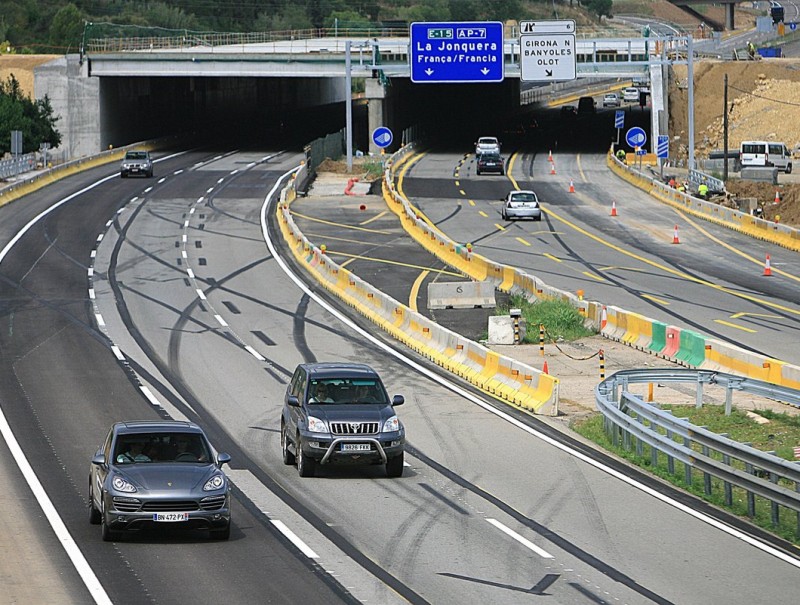 Les obres de l'autopista, ahir a l'alçada de Sant Julià de Ramis, amb els tres carrils ja acabats en direcció sud. MANEL LLADÓ
