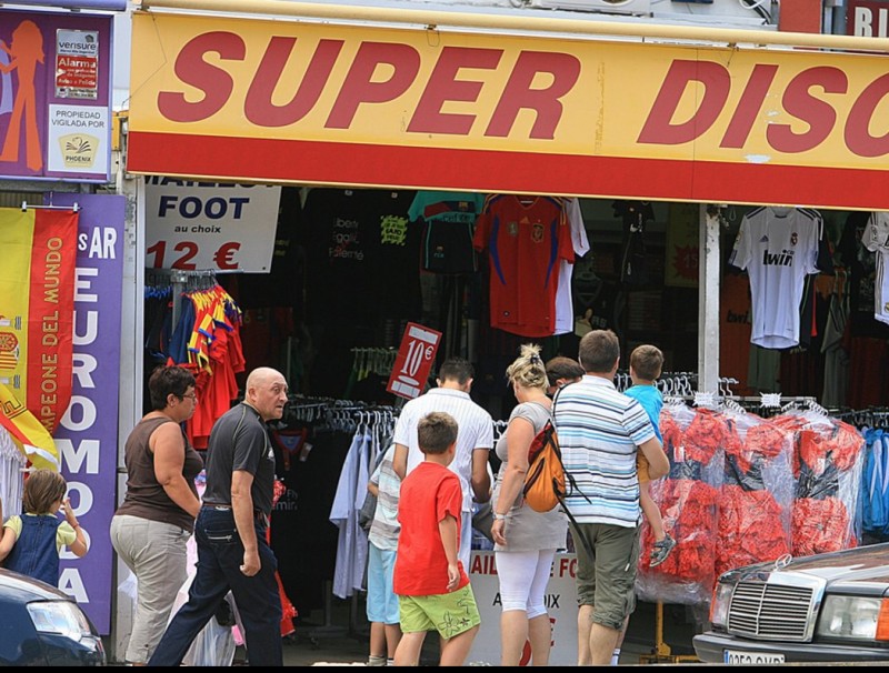 Grups de compradors mirant els aparadors dels comerços de La Jonquera aquest dijous passat. MANEL LLADÓ