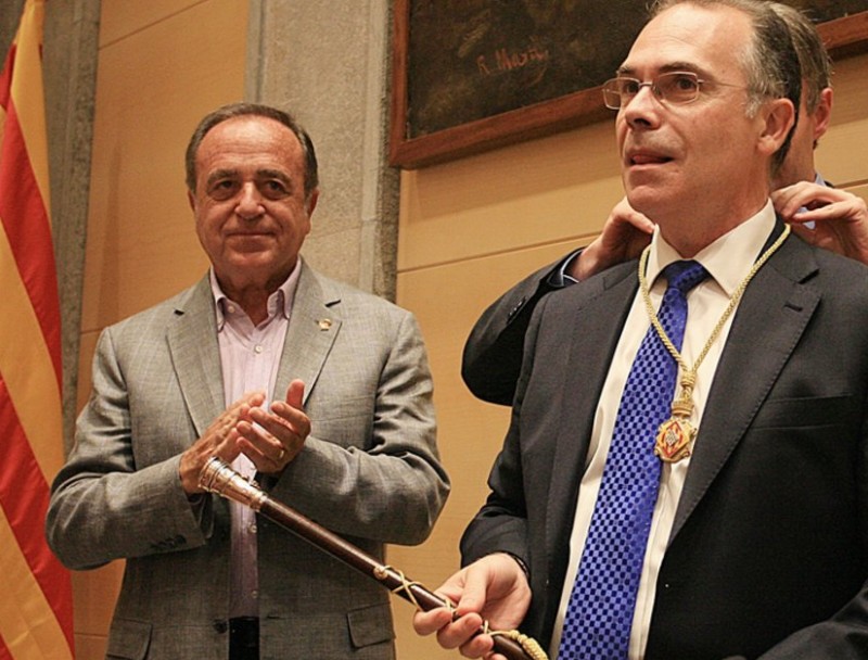 Joan Giraut amb Jaume Torramadé, en el ple de constitució de l'actual Diputació, divendres passat. MANEL LLADÓ