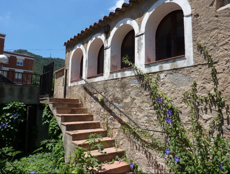 La caseta de l'entrada de la masia de Cal Conde de Cabrera de Mar serà la futura seu dels serveis a les persones. LL.A