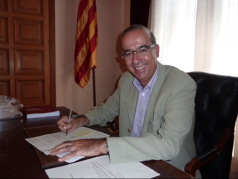 El nou alcalde de Cabrera de Mar , Jordi Mir (CiU), al seu despatx de l'ajuntament. LLUÍS ARCAL