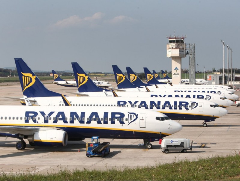 Avions a la pista de l'aeroport de Girona, en una imatge d'arxiu. LLUÍS SERRAT