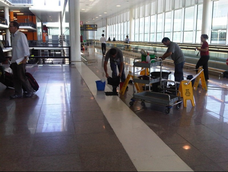 Operaris de l'aeroport del Prat netejaven ahir al migdia l'accés a la T1 a causa de les filtracions d'aigua provocades per la tempesta de matinada J.M.FLORES