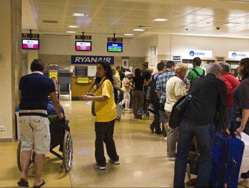 Cues a la terminal de l'aeroport de Girona, a la zona d'informació. LLUÍS SERRAT