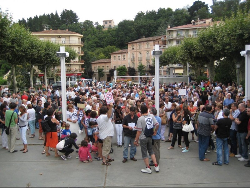 Prop de 600 veïns es van manifestar a Arbúcies en contra del tancament de serveis d'urgències a la Selva. J.M.S