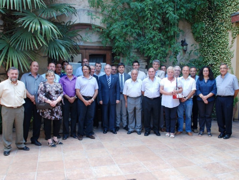 Foto de família dels alcaldes participants en la trobada amb el president de la Diputació. 