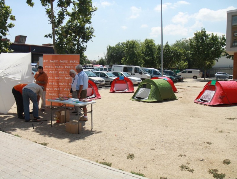 els preparatius de l'acampada d'EUiA davant el CAP de Campoamor, ahir al migdia E.A.