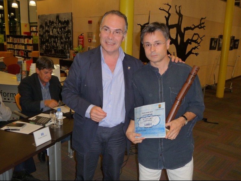 Lluís Muntada, a la dreta amb el premi, al costat de l'alcalde de Salt, Jaume Torramadé X.C