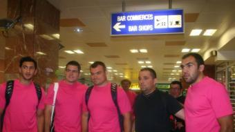 Juagadors catalans del XV de França a l'arribada de l'equip a l'aeroport de Perpinyà. J.M. ARTOZOUL