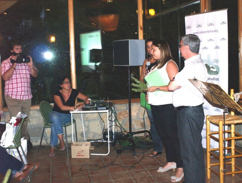 Imma López, ànima del projecte, recull el guardó que li ha estat atorgat a Serrania TV pel CELS. ESCORCOLL