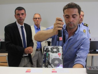 Responsables del Grup Camós fent una demostració de SelectaDNA a Figueres ACN