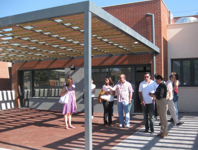 Part del claustre de professors visita les noves instal·lacions del centre. CEDIDA