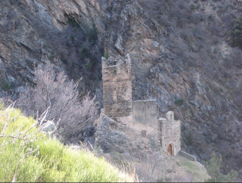Castell i capella a la reserva natural de Nyer ARXIU