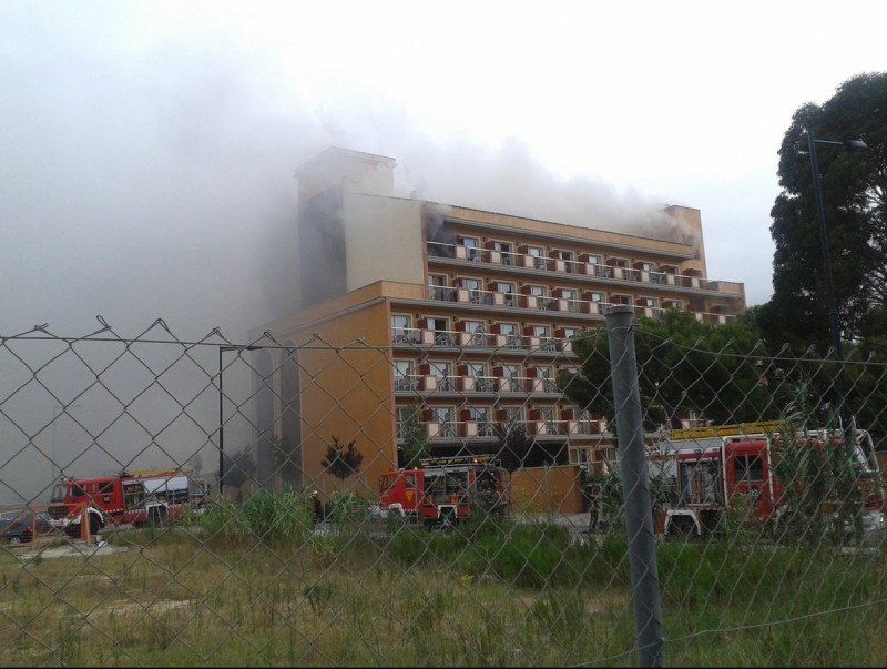 Imatge de l'hotel Luna Park de l'avinguda Colon de Malgrat de Mar que es va incendiar ahir. T.M