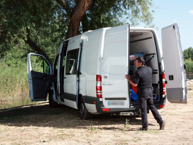 Mossos de la unitat subaquàtica al costat de les comportes de la mitjana fent la recerca de més parts del cadàver que van trobar esquarterat ACN