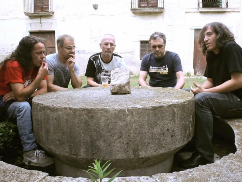 Sopa de Cabra, a l'exterior de la casa de Montfullà (Gironès) on el grup està assajant aquests dies. La imatge està extreta d'una entrevista enregistrada per Enderrock ENDERROCK.CAT