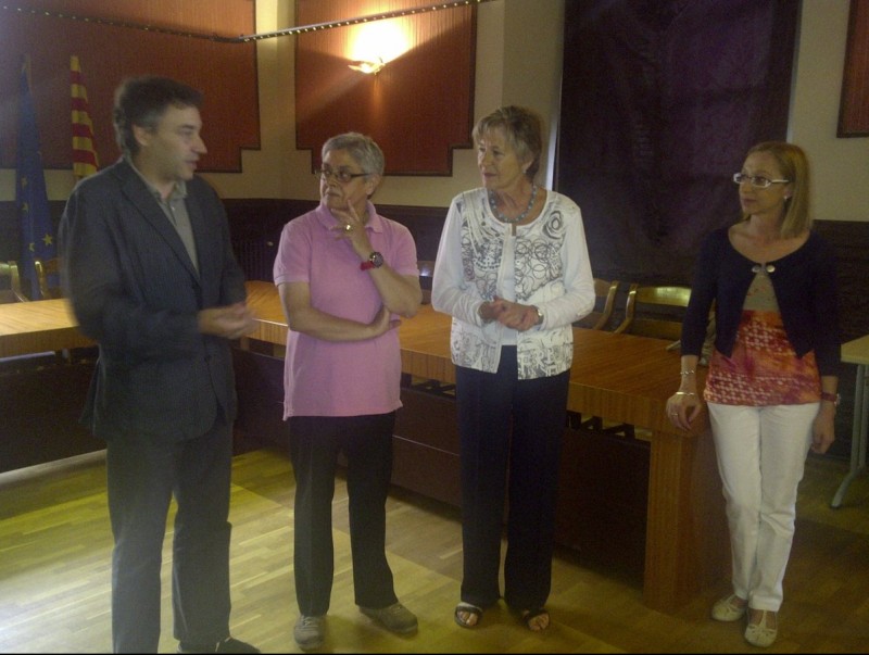 L'alcalde, Jordi Munell, canviant impressions amb representants dels síndics. J. DE RIPOLL