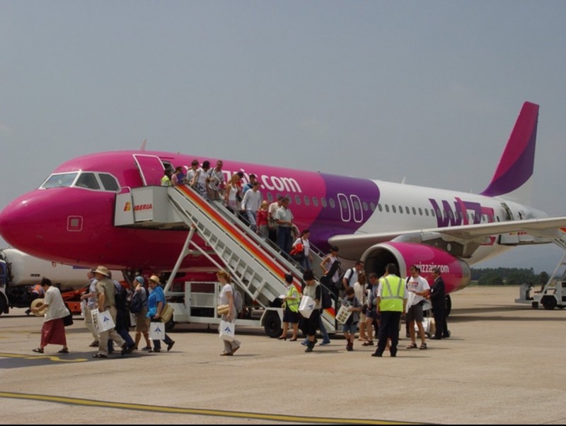 Un avió de Wizz Air a l'aeroport de Girona, quan hi estava operant ara fa set anys. IMMA BOSCH
