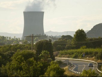 La torre de refrigeració de la central nuclear d'Ascó en una imatge d'arxiu. JOSÉ CARLOS LEÓN