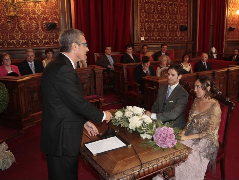 Un moment de la cerimònia civil, ahir a la sala de plens de l'Ajuntament de Tarragona. JOSÉ CARLOS LEÓN
