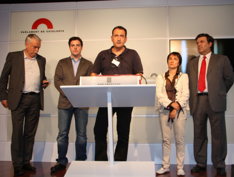 El portaveu de Bildu, amb els diputats de SI Toni Strubell, Uriel Bertran i Alfons López Tena, en una compareixença conjunta al Parlament de Catalunya MARIA FERNÁNDEZ / ACN
