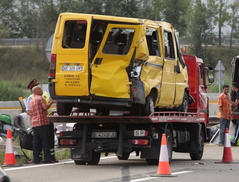 La furgoneta que es va accidentar, i els seus ocupants recollint l'equipatge JOAN SABATER