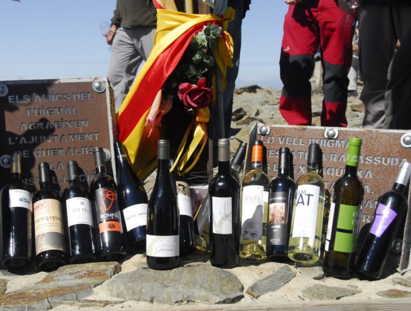 Les ampolles de vi dels catorze cellers gironins que ahir van participar en la pujada al Puigmal. XAVIER ALBERTÍ