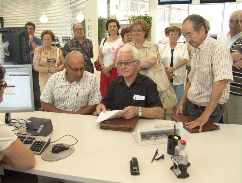 Els jubilats entrant al registre la carta de queixa contra el tancament de les urgències. NURI FORNS