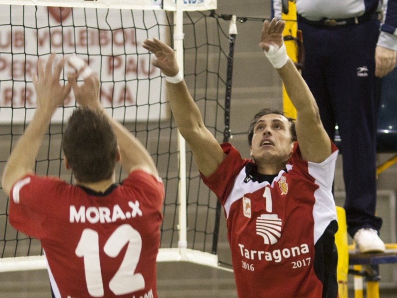 Una acció de Xavi Mora i Vlado Stevovski, en un duel entre el SPiSP i el Terol d’aquesta temporada. Tjerk Van der Meulen