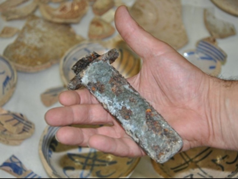 A l'esquerra, una agulla o passador d'os, trobat a les excavacions. A la dreta, a dalt, fragments de terrissa provinents del reompliment del paviment d'estances del castell i, a sota, l'empunyadura d'una espasa EL PUNT