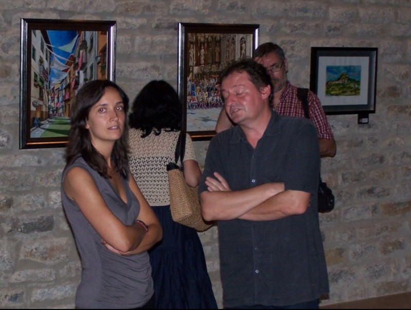 La regidora i l'artista a la sala d'exposicions dels Arcs. CEDIDA