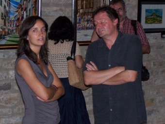 La regidora de cultura, María Rallo, i el pintor, Alfonso Falcó a la sala d'exposicions municipal. EL PUNT AVUI