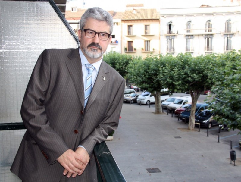 Josep Maria Roigé al balcó de l'Ajuntament, davant la plaça Mercadal de Balaguer ACN