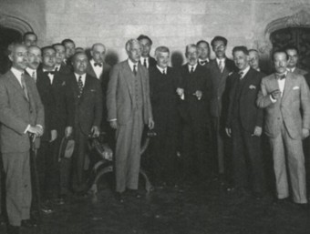 El president Macià amb els diputats catalans que van redactar l'Estatut de Núria. EL PUNT AVUI
