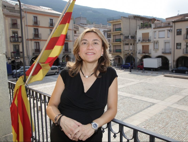 L'alcaldessa d'Amer, Alba Serra des del balcó de l'Ajuntament. JOAN SABATER