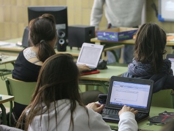 Els alumnes treballen amb els seus ordinadors portàtils en un institut de secundària de Girona MANEL LLADO / ARXIU