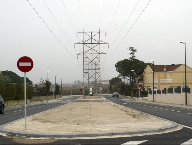 Imatge de l'avinguda de les Torres a la urbanització El Pinar, on ara l'Ajuntament impulsarà el projecte de soterrament de la línia d'alta tensió. J.F