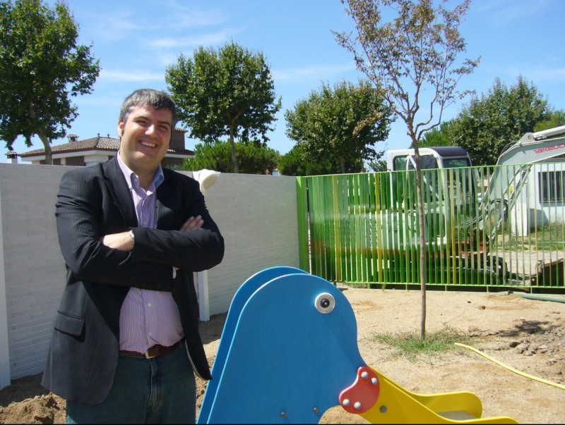 L'alcalde de Sant Pere, Jordi Martí, en una imatge al pati de la nova la llar d'infants M.V