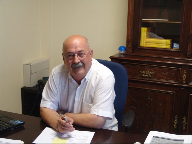 Jordi Gironès, en el seu despatx de l'Ajuntament de Riudarenes. J.M.S