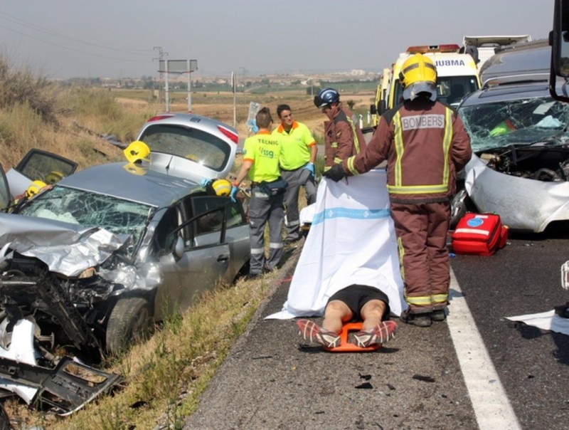 Un dels ferits en l'accident a Torregrossa al costat d'un dels vehicles accidentats ACN