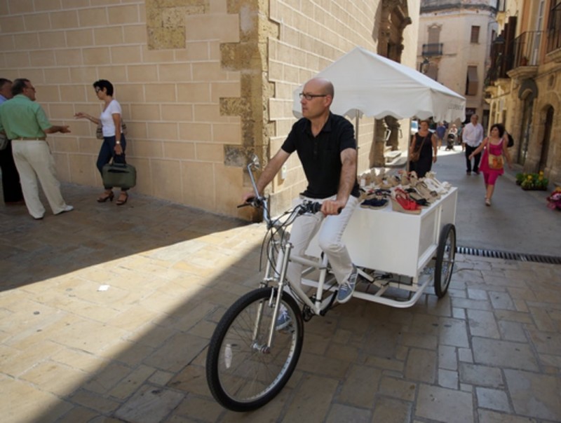 Els propietaris de Les Orenetes passegen la seva bicicleta promocional pels carrers de Torredembarra. JOSÉ CARLOS LEÓN