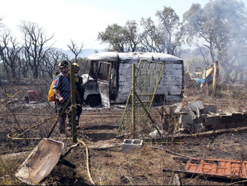 Imatge de Can Molí, on el foc va cremar diversos vehicles i també un cobert. i JOAN CASTRO / CLICK ART FOTO