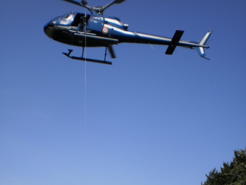 L'excursionista en el moment que l'helicòpters l'aixeca. FRANCESC MORADELL